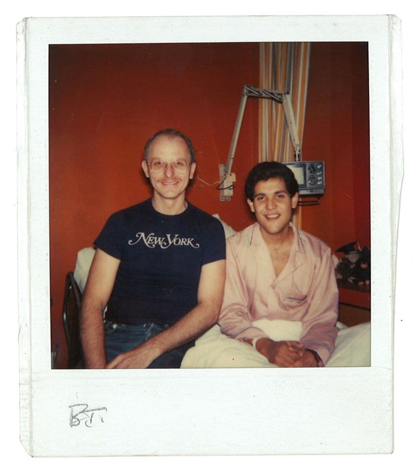 Según la reseña en los periódicos, su tío murió de cáncer, pero Cecilia descubrió que en realidad murió de Sida.