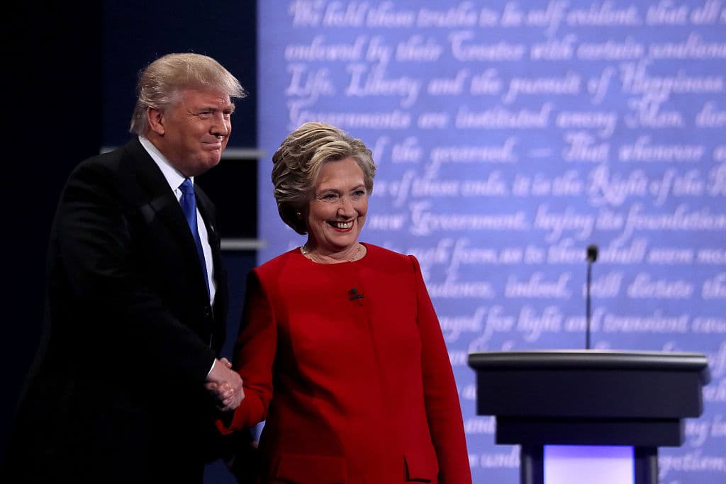 Donald Trump y Hillary Clinton se saludan al comienzo del primer debate presidencial, en Hofstra University.