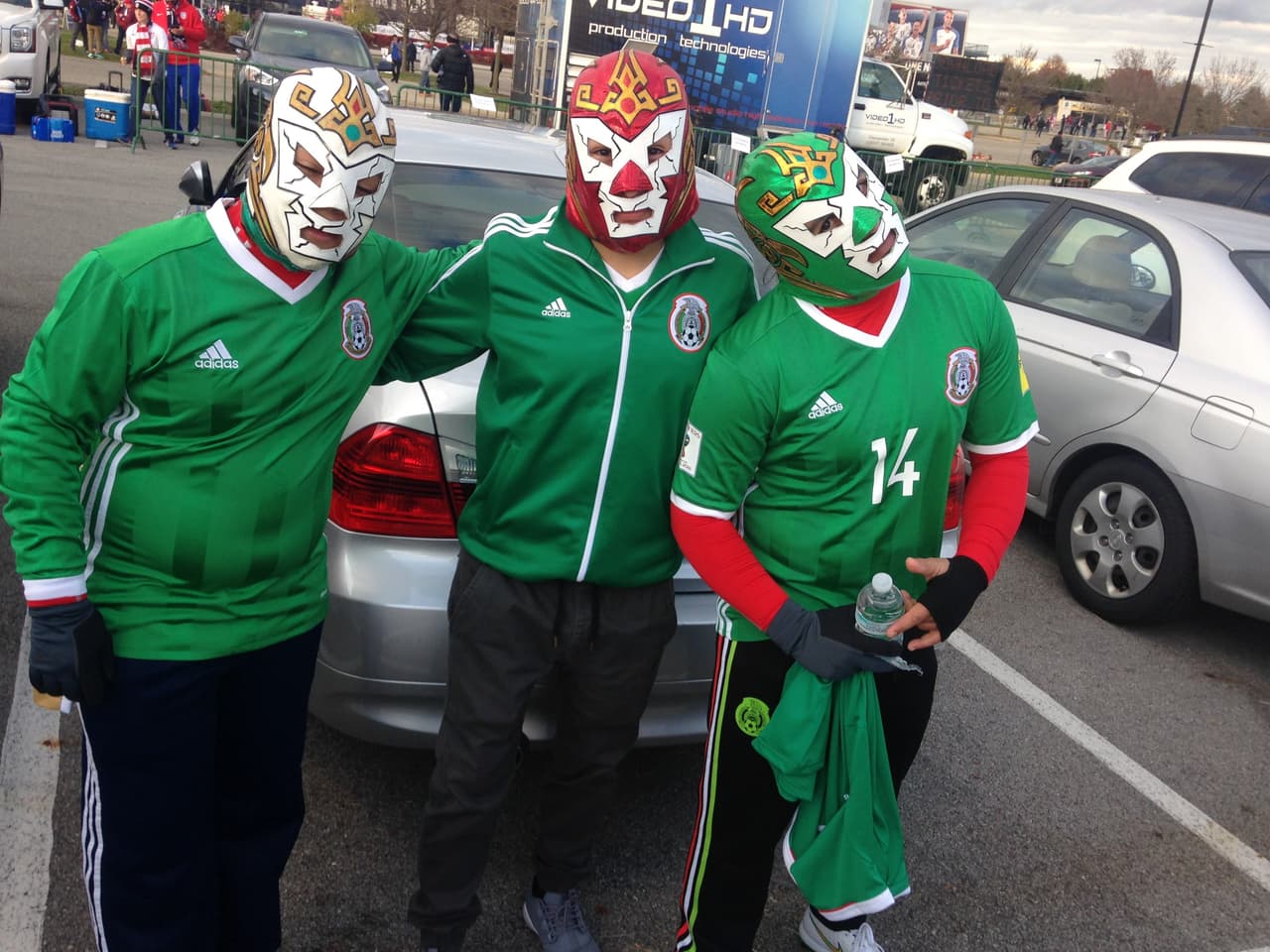 Minoría, pero los aficionados mexicanos llegaron muy bien preparados al Mapfre Stadium.