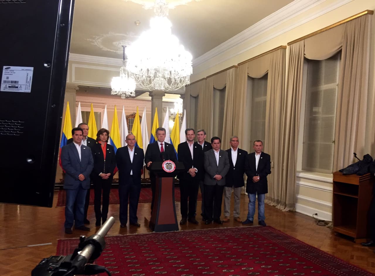 EL presidente de Colombia, Juan Manuel Santos, acompañado de varios de los negociadores del acuerdo de Paz, se dirige a la nación: "No me rendiré, seguiré buscando la paz hasta el último día de mi mandato".