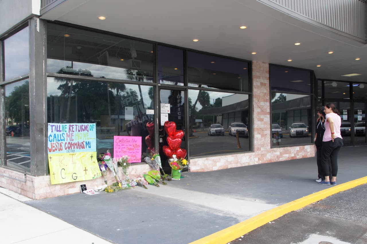 Loanni Fortun y su hija Sheinna Almaguer lloran frente al pequeño homenaje a Christina en The Plaza Live. Ambas asistieron al último concierto de la cantante.