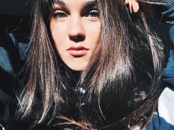 A esta joven belleza le encanta la fotografía, a veces posa para la cámara de su papá.