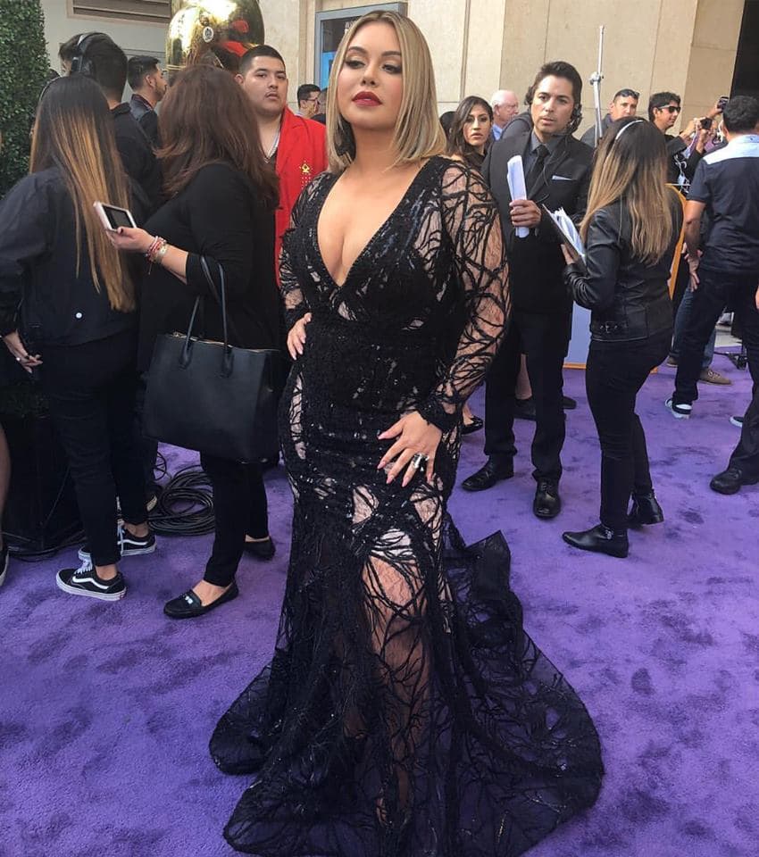 'Chiquis' Rivera acaparó la atención a su paso por la alfombra morada de 'Los Premios de la Radio' 2017, luciendo un elegante vestido negro con tremendo escote.