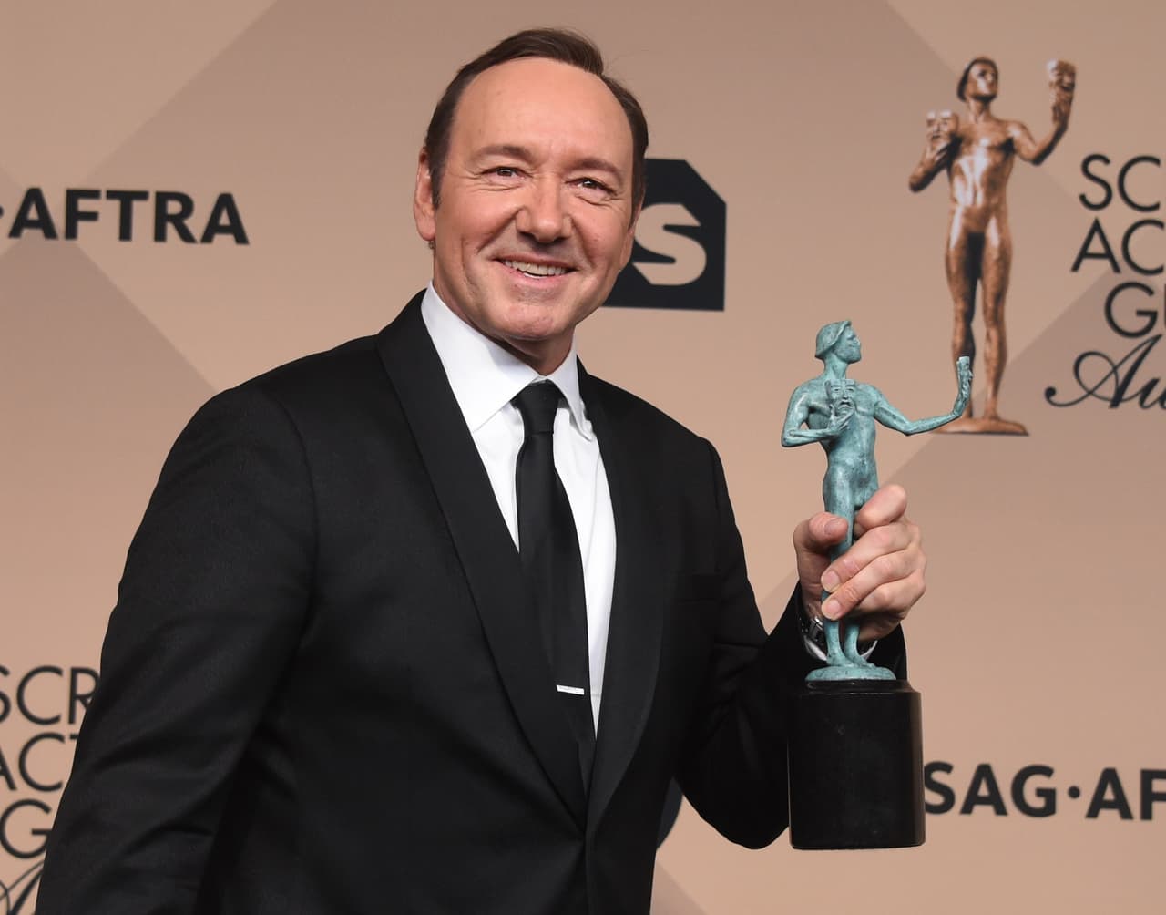 Kevin Spacey feliz con su nuevo SAG Award.