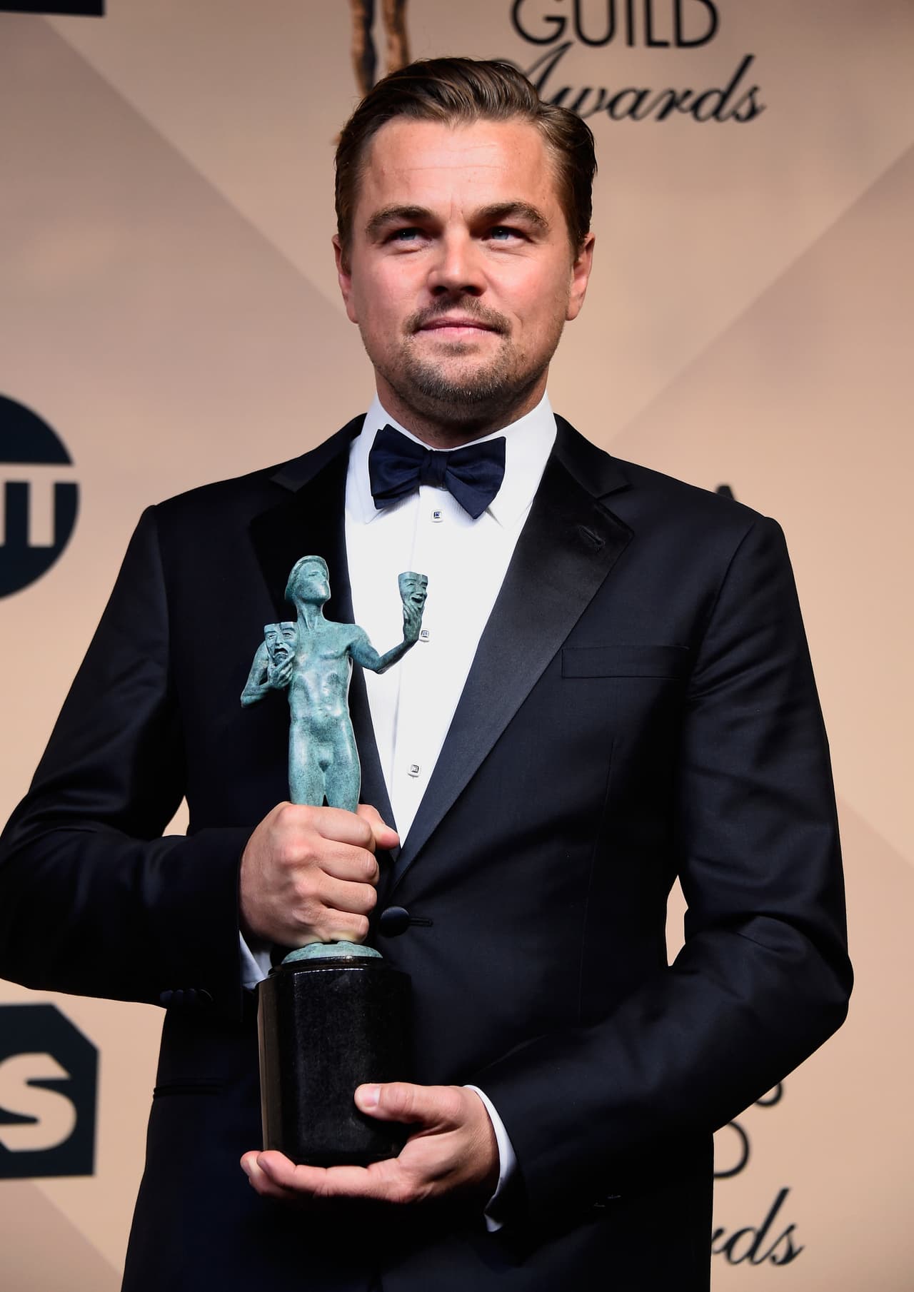 Leo posando orgulloso con su SAG.