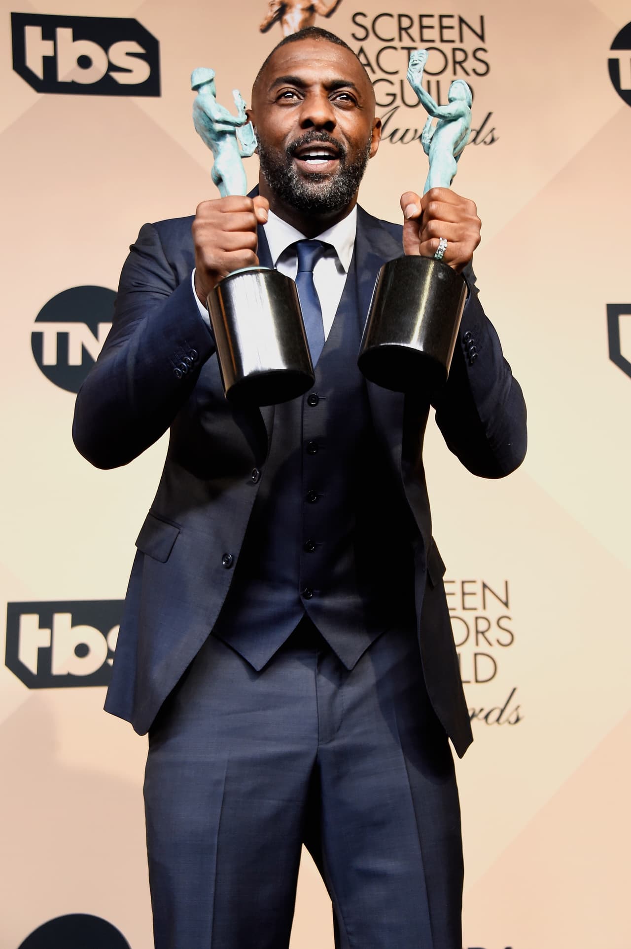 Idris estaba fascinado con su doble victoria.