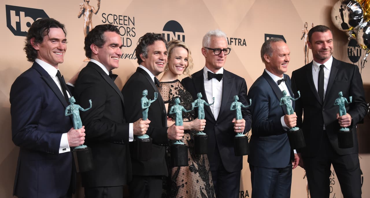 Todo el elenco de 'Spotlight' con sus trofeos.