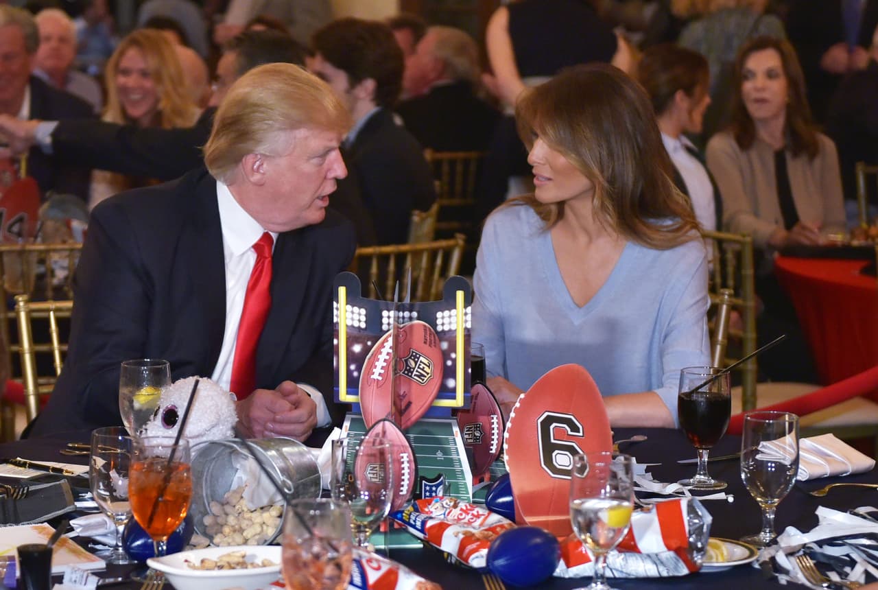 Aunque
<a href="http://www.si.com/extra-mustard/2017/02/05/donald-trump-super-bowl-party-photos">en las redes</a> muchos decían que el evento para ver el Súper Bowl parecía más una aburrida boda que una verdadera fiesta deportiva, el presidente celebró que en la entrevista previa a la transmisión del juego hubiera vaticinado el triunfo de Los Patriotas.