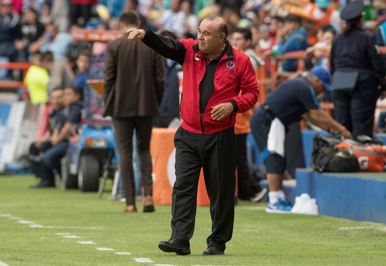 Juan Antonio Luna, técnico de Veracruz, intentó realizar modificaciones para contrarrestar la clara superioridad mostrada por Pachuca.