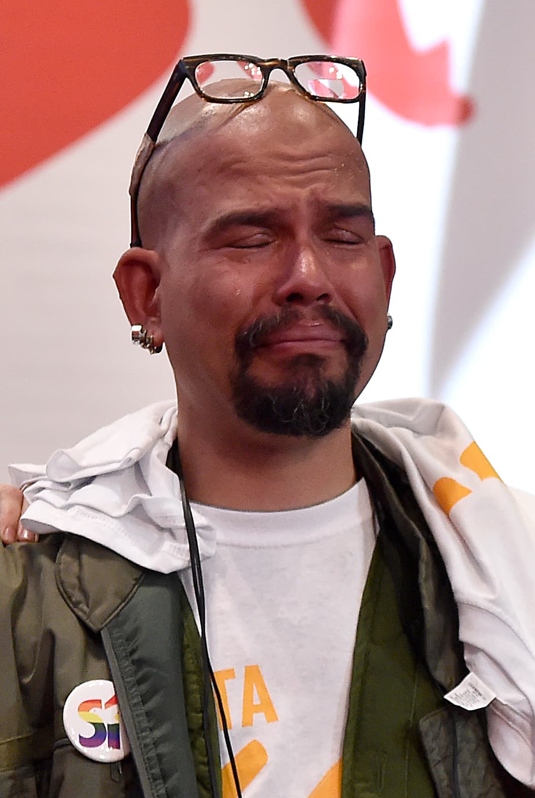 Un hombre lamenta la perdida del plebiscito en Bogotá. El acuerdo de pazo fue negociado durante cuatro años por representantes del gobierno de Santos y del líder de las FARC, Rodrigo Londoño -alias 'Timochenko'-, en La Habana, Cuba.
<br>