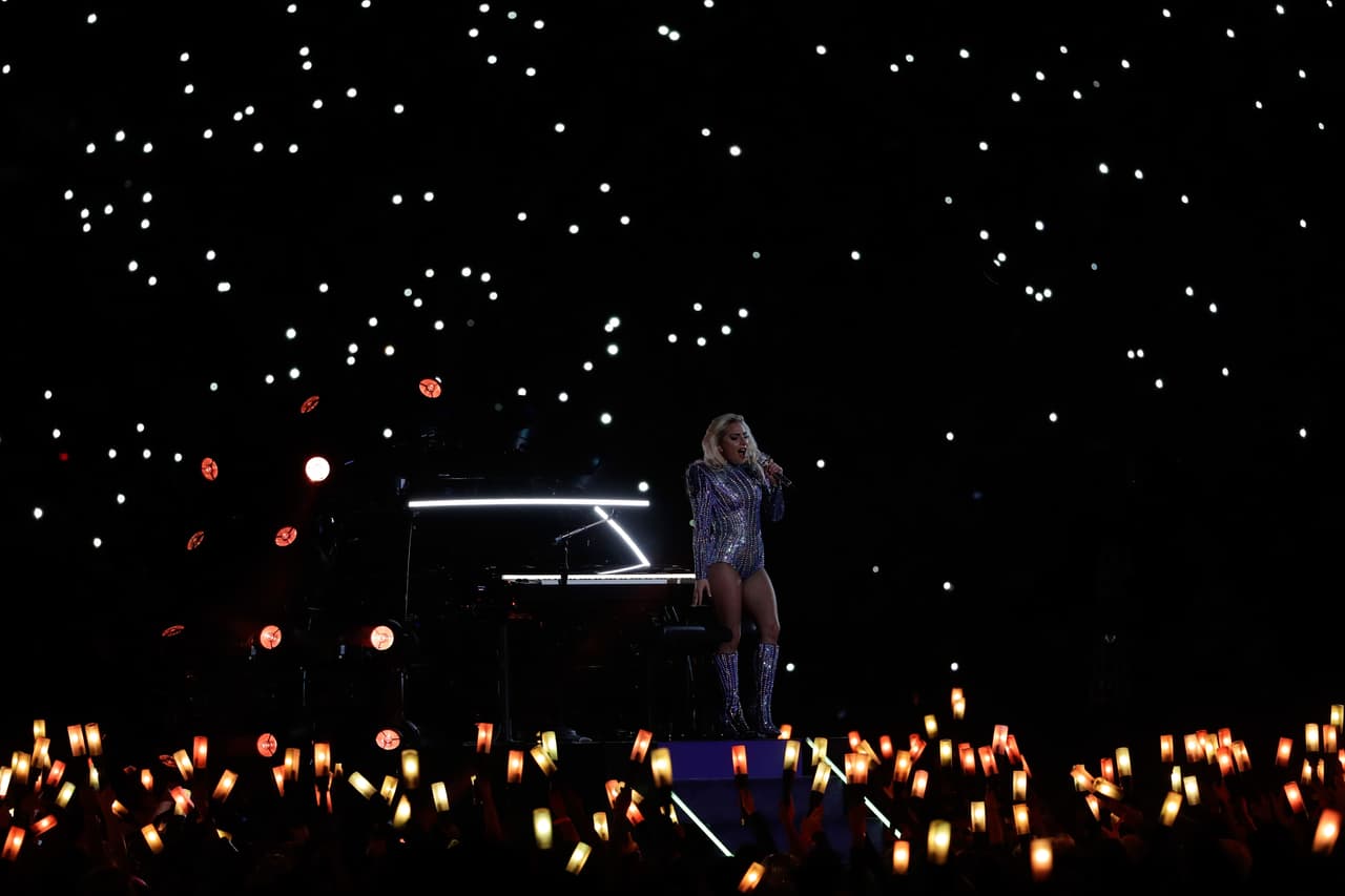 Lady Gaga dio un show en el que bajó desde el techo colgada, dando incluso vueltas sin dejar de cantar. Tras su llegada aérea, le imprimió mucha energía al baile, con una presentación panorámica con coreografía de luces, con referentes al fútbol americano y con una temática dirigida hacia la unidad nacional.