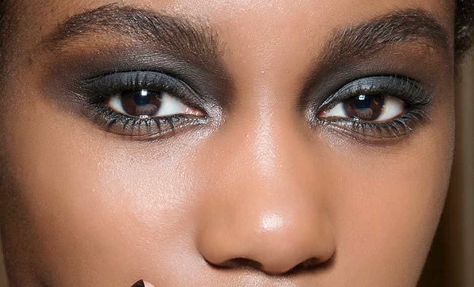 Los
<a href="http://www.univision.com/entretenimiento/award-season/maquillaje-de-alfombra-roja-smokey-eyes-tutorial">ojos ahumados</a> intensos y profundos es la propuesta ideal para esta temporada. Este look lleva un punto de luz en el lagrimal y la sombra se difumina ligeramente. Te recomendamos que este tipo de maquillaje lo lleves por la noche.