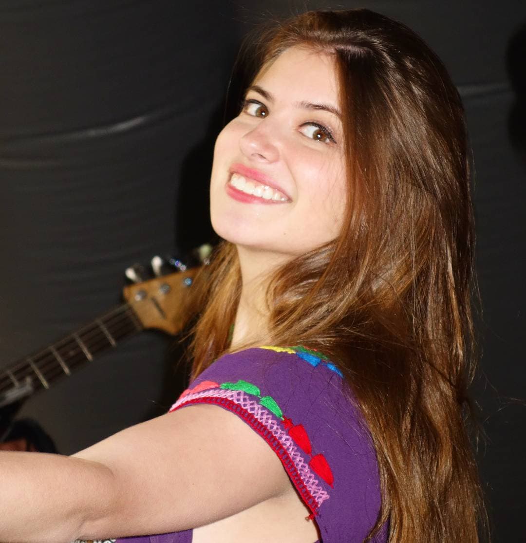 A tan sólo 2 semanas de haber lanzado su primer video en esta plataforma digital,
<b>Daniela</b> ya cuenta con más de 8 mil suscriptores, dejando ver su que sus fans no olvidan sus entrañables actuaciones en los melodramas infantiles.