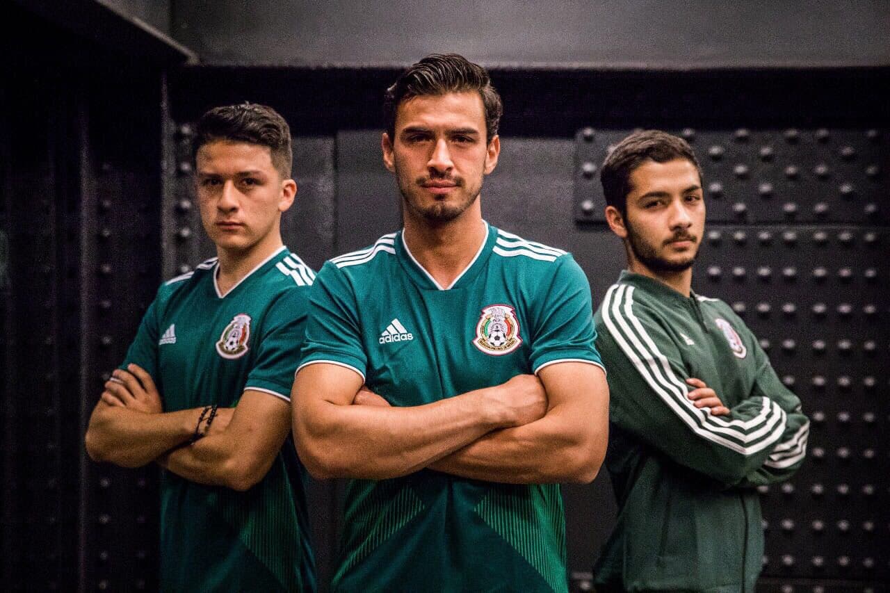 Por su parte, la
<b>selección de México </b>tendrá esta playera que se basa en diseños de los 90's de la marca alemana.