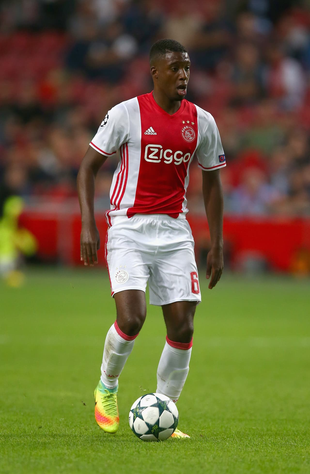 El holandés Riechedly Bazoer, de 20 años, salió del Ajax por 12 millones de euros y consolida la inversión a la juventud de ese club.