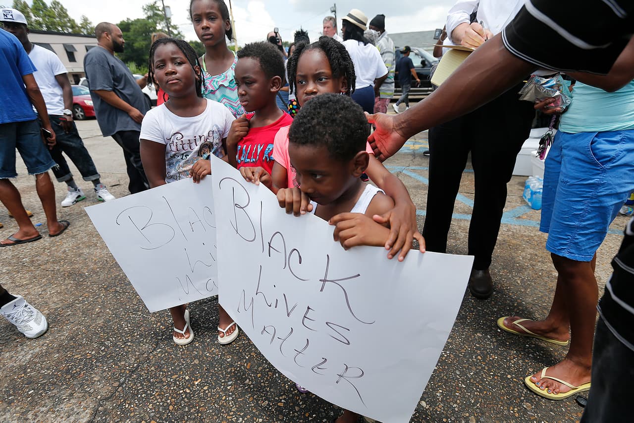 Niños portan carteles con el eslogan “Black Lives Matter” en Baton Rouge, Louisiana.