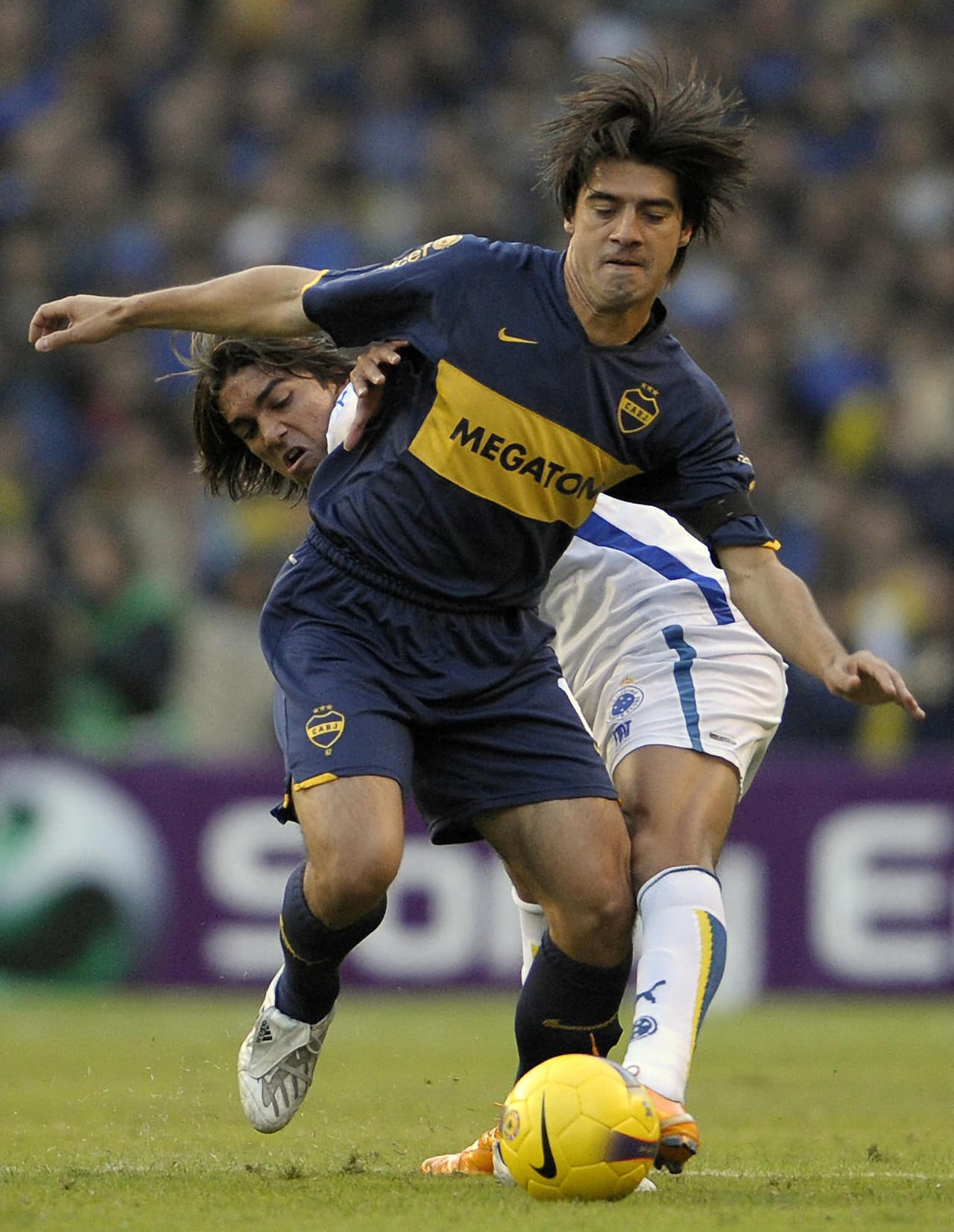 Con Cruzeiro de Belo Horizonte salió campeón goleador de la Copa Libertadores en el 2008 con ocho anotaciones. Jugó contra Boca y de ahí obtuvo experiencia atendiendo escuadras argentinas.