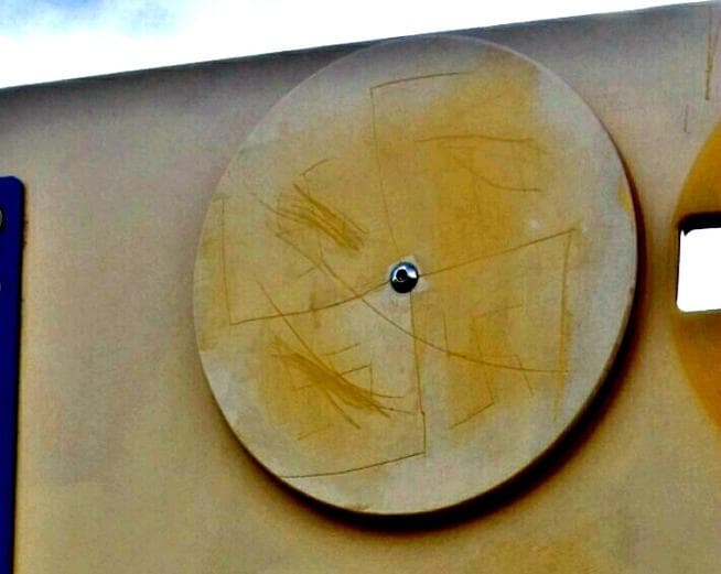 Las esvásticas grabadas en el parque