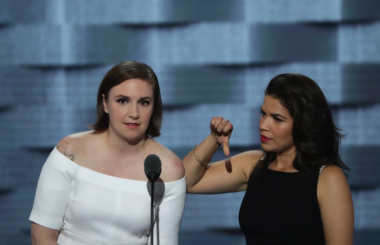 Por su parte, la creadora y actriz de la serie Girls, Lena Dunham, hizo su intervención en un traje de cuello bandeja blanco muy femenino. Con la contundencia que la ha caracterizado en todos sus discursos, Lena justamente usando un vestido opuesto al de America llamó la atención sobre cómo Donald Trump lograría que "las diferencias fueran más fuertes que las cosas que nos unen".