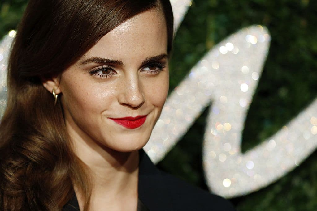 Actriz Inglesa Emma Watson posando en la alfombra roja para llegar a los British Fashion Awards 2014