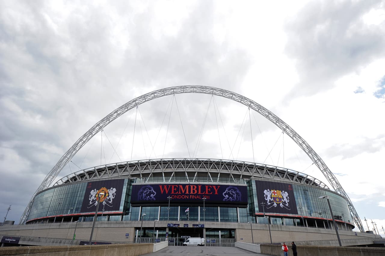 El estadio de Wembley de Londres es uno de los más tradicionales del mundo. En el mismo espacio donde está el actual escenario se construyó en 1923 y se demolió en 2002, para terminar reconstruido en 2007. Con acogida para 90 mil personas, fue clave para los juegos de Londres-2012.
