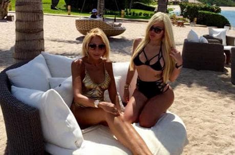 No es la primera vez que Laura se deja ver con poca ropa. Así posa junto a su famosa hija, Alejandra de la Fuente.