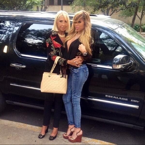 La conductora de televisión consiente en todo a su hija.