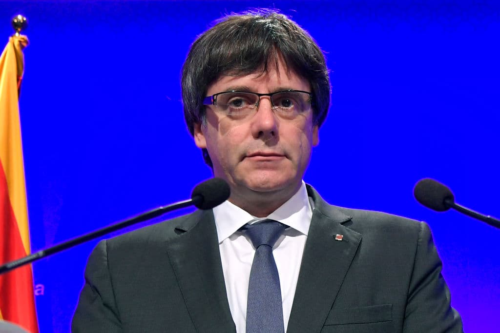 El cesado presidente de Cataluña llama a resistir la intervención del gobierno español