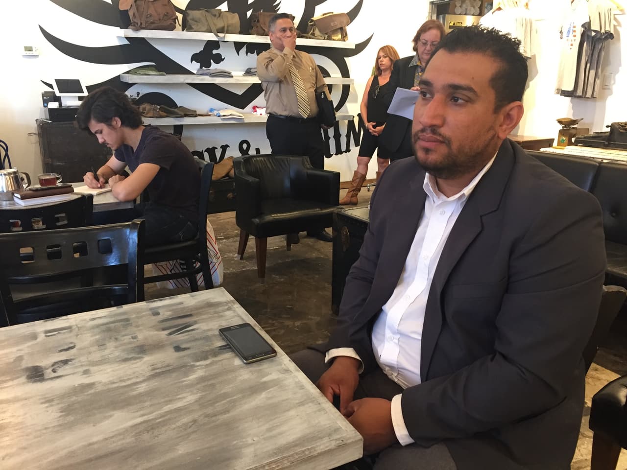 Roberto Torres esperará a los debates para decidir si vota a Clinton o a Trump