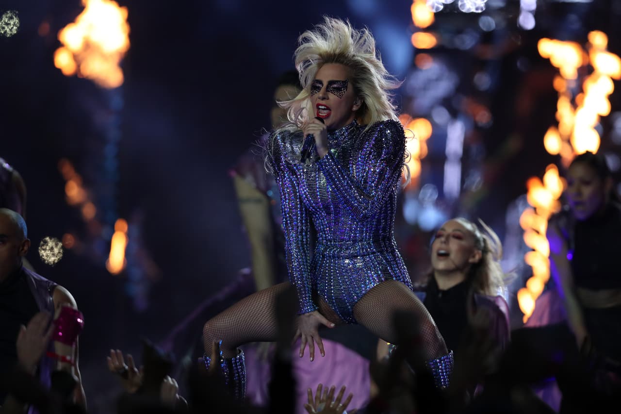 Lady Gaga dio un show en el que bajó desde el techo colgada, dando incluso vueltas sin dejar de cantar. Tras su llegada aérea, le imprimió mucha energía al baile, con una presentación panorámica con coreografía de luces, con referentes al fútbol americano y con una temática dirigida hacia la unidad nacional.