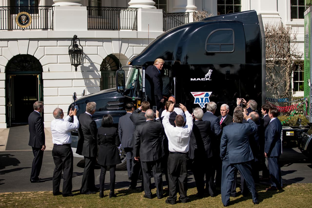 Trump abordó rápidamente la cabina de uno de los camiones.