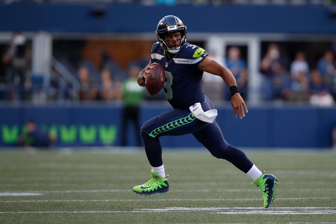 <b>4. RUSSELL WILSON | Seattle Seahawks</b>
<br>Quizás sorprenda ver al mariscal de campo de los Seahawks a estas alturas, tras su decepcionante actuación del año pasado donde no pudo terminar dentro de los mejores 10 quarterbacks en Fantasy. Sin embargo, cabe recordar que casi toda la temporada pasada jugó lesionado de la rodilla y eso disminuyó su potencial. Esta vez Wilson está totalmente recuperado de sus molestias y tiene un cuerpo de receptores muy atractivo liderado por un experto en la ranura como Doug Baldwin, el poderío de Jimmy Graham, y la explosividad de Tyler Lockett y Paul Richardson.