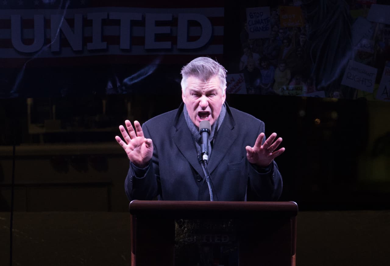 El actor Alec Baldwin
<b><a href="http://www.univision.com/entretenimiento/divulga-tus-declaraciones-de-impuestos-y-entonces-paro-la-respuesta-de-alec-baldwin-a-la-critica-de-donald-trump-sobre-su-actuacion-en-saturday-night-live"> ha sido un abierto detractor de Donald Trump</a></b>, con quién ha intercambiado palabras a través de Twitter después de que el presidente electo criticara su imitación del mandatario que el actor hace en 'Saturday Night Live'