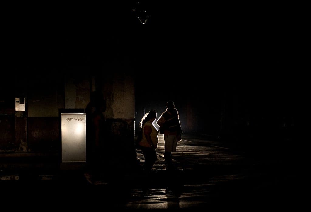 Los apagones están volviendo a Cuba. En esta imagen de archivo, dos personas caminan en La Habana durante un corte de luz en 2012.