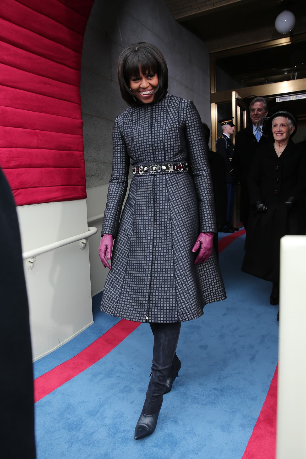 Cuando Barack Obama asumía por segundo vez como Presidente de los Estados Unidos, Michelle Obama eligió unas botas a la rodilla (
<i>knee boots</i>) que ha vuelto a usar en otras ocasiones invernales.