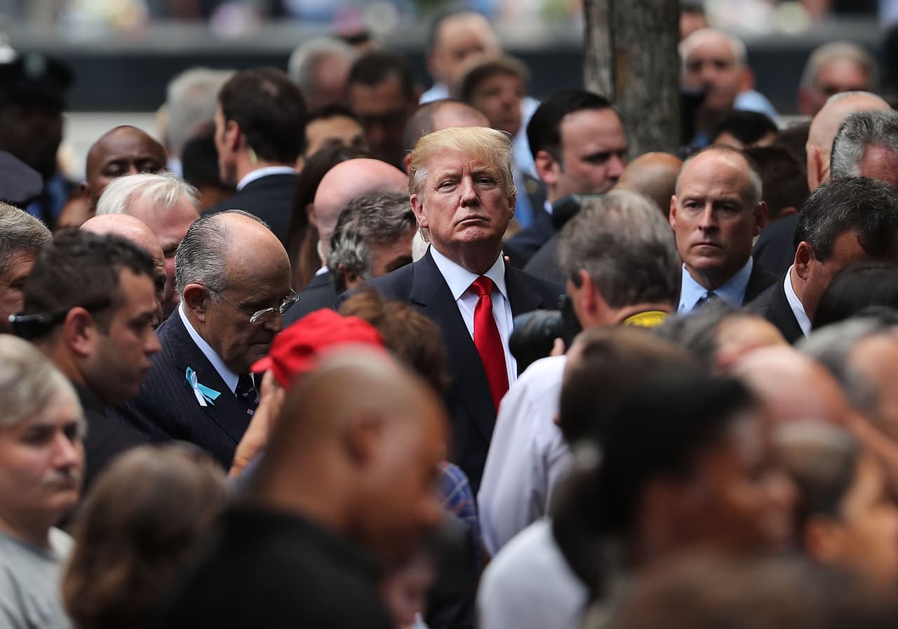 Trump fue recibido por aplausos por algunos al llegar al monumento del 11 de septiembre en Nueva Yok