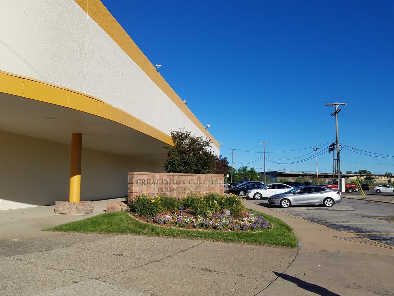 La iglesia Great Faith Ministries, que visitará Trump, es el edificio más lustroso de la zona