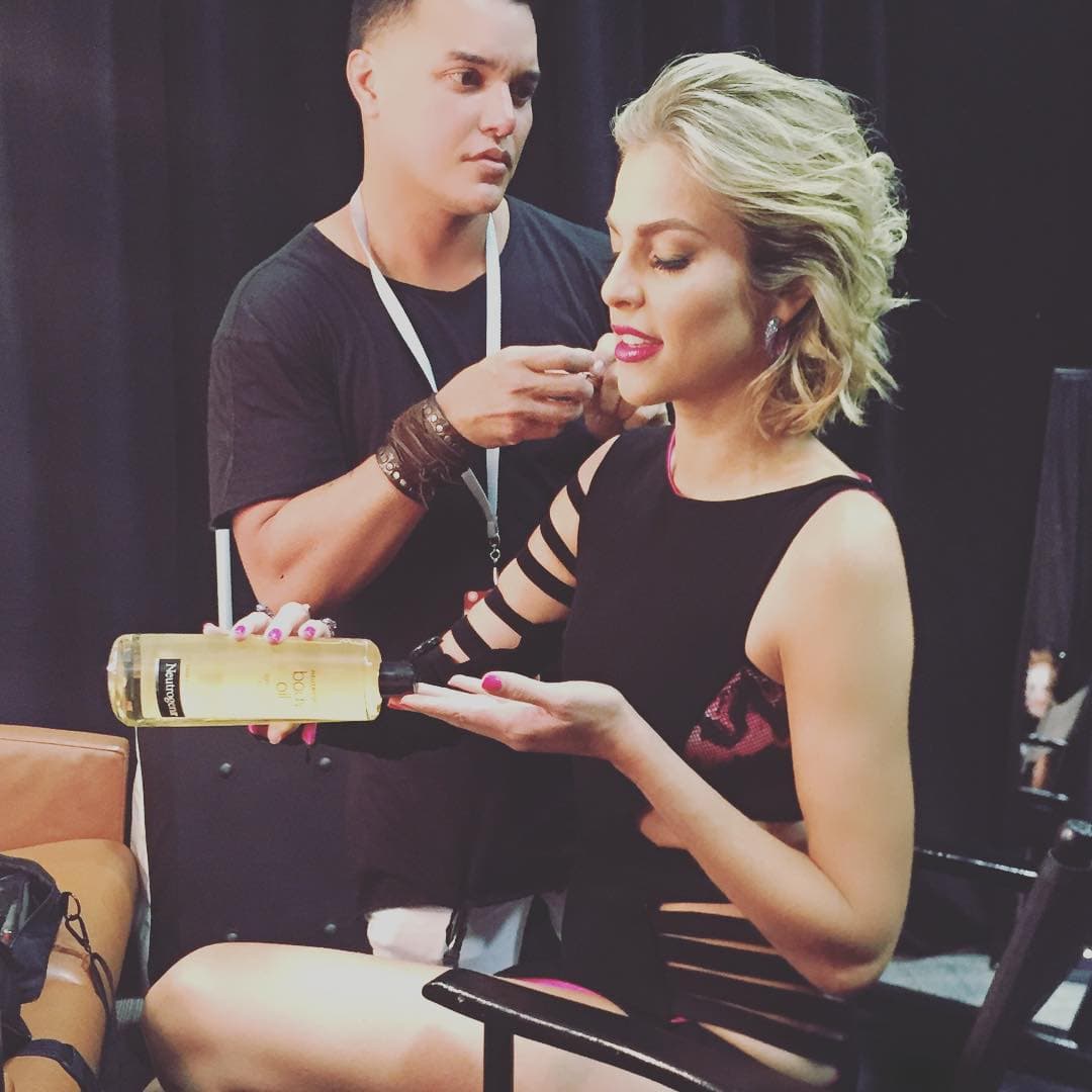 La conductora y modelo pudo participar también en los Premios Juventud 2016, donde prefirió utilizar una imagen más moderna, llevando el cabello corto.