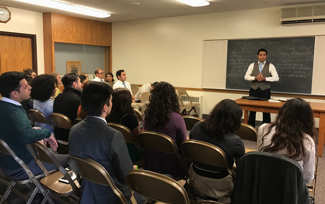 Una clase dominical impartida en español en una capilla mormona de Provo, Utah.
