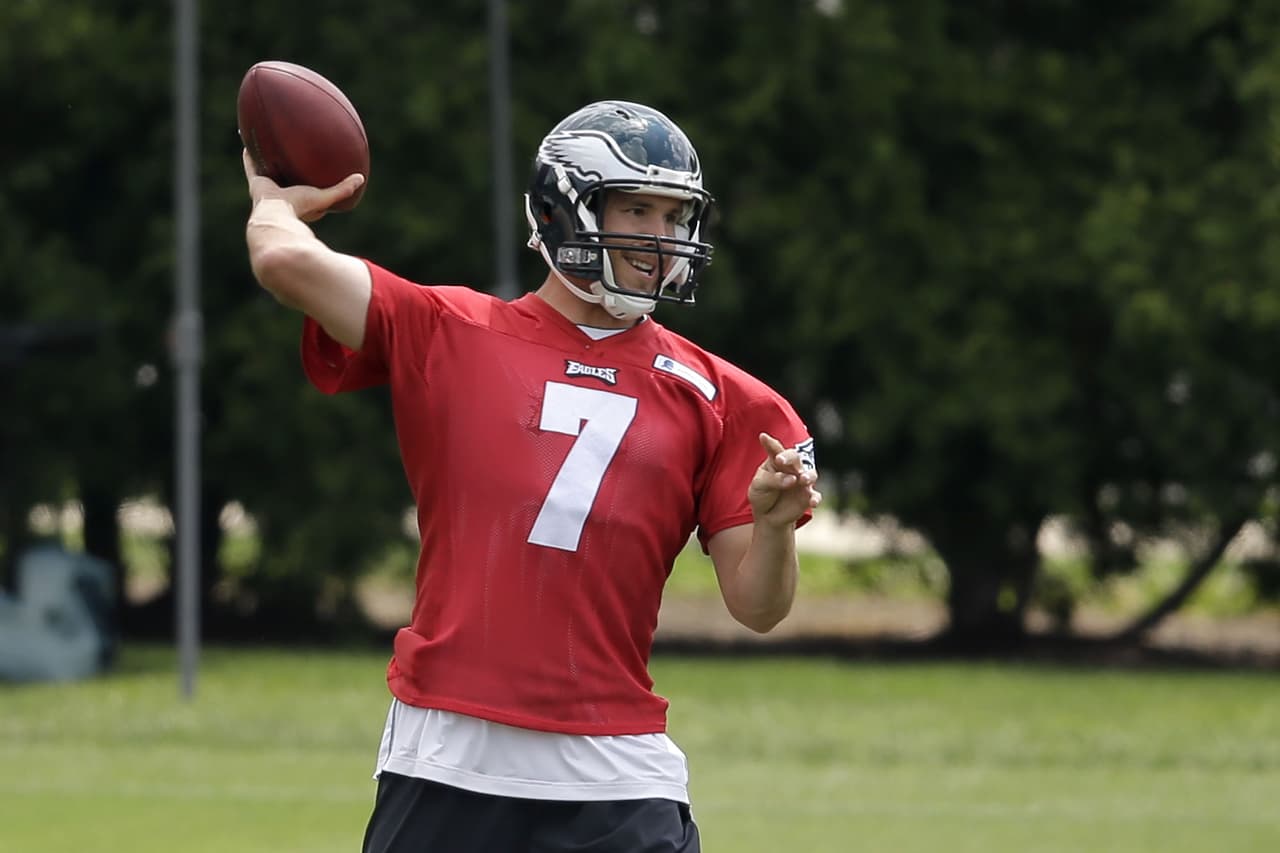 #3 Sam Bradford, Philadelphia Eagles: ¿Demasiado alto? Las lesiones han mantenido a raya a Bradford y aunque no confío en que se mantenga así en el 2015, sí la tengo en Chip Kelly. Adorable todos los movimientos de temporada baja que hizo. DeMarco Murray, Kiko Alonso, Nelson Agholor y Byron Maxwell representan mejoras (AP-NFL).