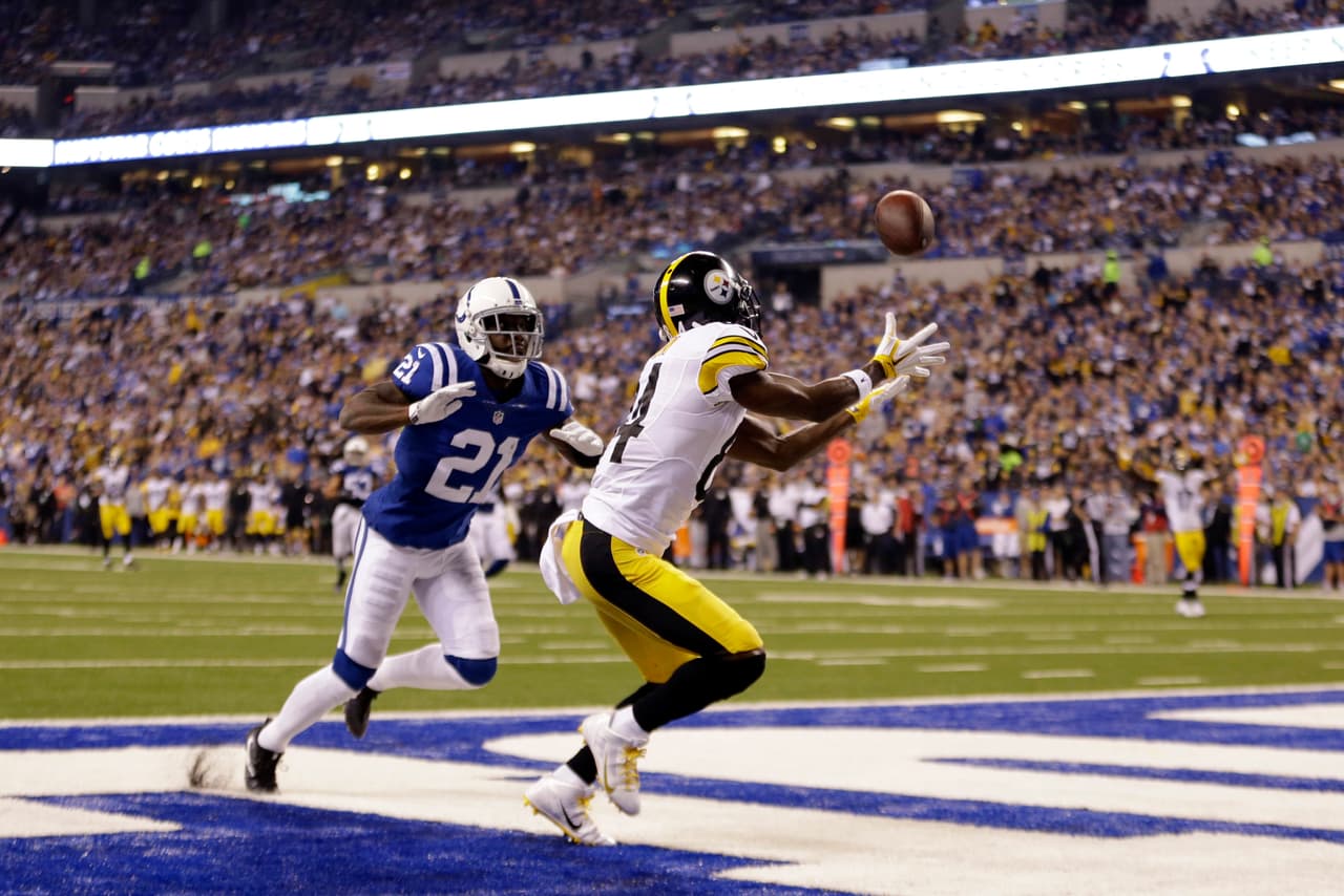 Pittsburgh Steelers wide receiver Antonio Brown, right, catches a touchdown pass as Indianapolis Colts cornerback Vontae Davis (21) defends during the first half an NFL football game Thursday, Nov. 24, 2016, in Indianapolis. (AP Photo/AJ Mast)