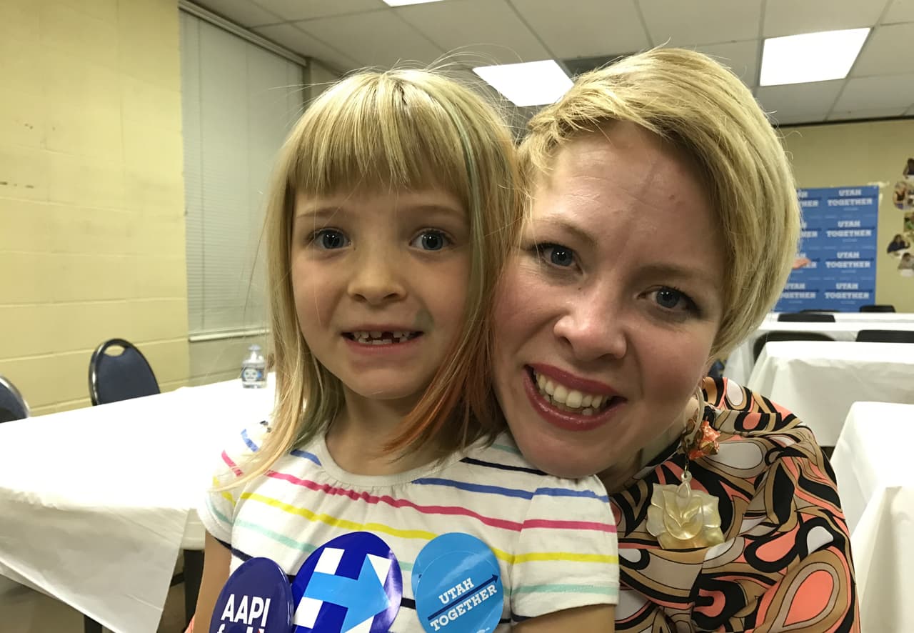 Crystal Young-Otterstrom, una de las organizadoras nacionales de Mormones por Hillary, con su hija Betty.