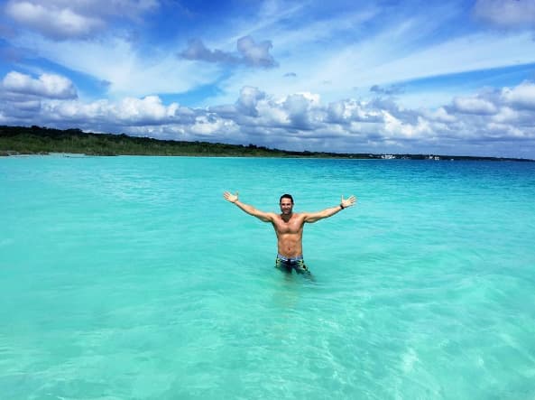 No te culpamos si te quedaste con la boca abierta y es que Rulli tiene un cuerpo, ¡de concurso! El sol, la arena y el mar lo piden a gritos para que así luzca ese hermoso cuerpo.