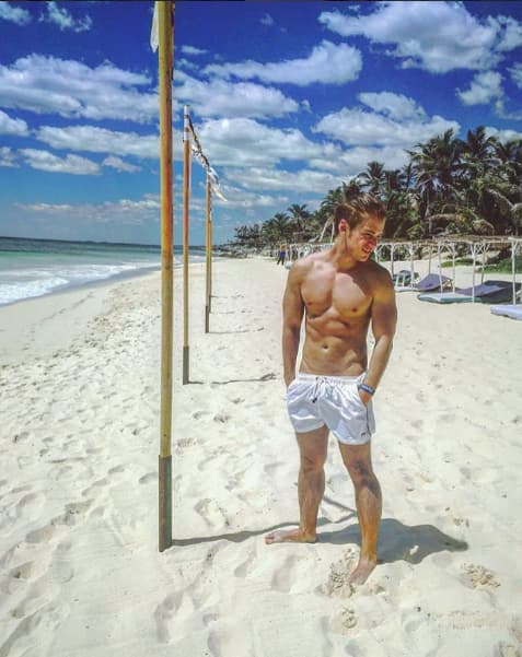 Polo Morín tiene unos ojos muy bonitos pero si aparece en traje de baño, ¡a nadie le importan!