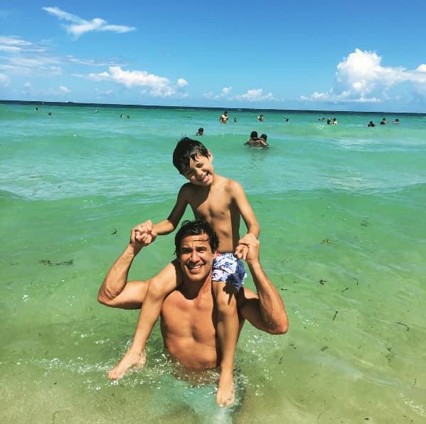 Jorge Aravena deleita la pupila de todas sus seguidoras sobre todo cuando deja ver un poco más de su bien formado cuerpo.