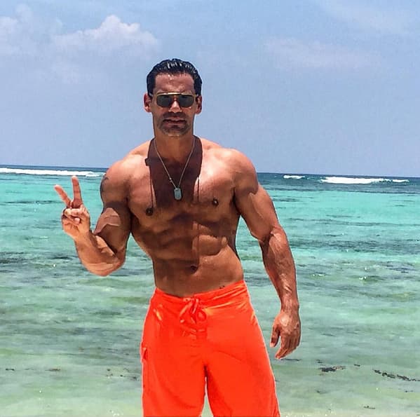 Cristián de la Fuente presumió su abdomen de acero, las horas extras en el gimnasio se lo agradecen todas sus fans. Con este galán todas quieren limpiar su ropita sobre su abdomen de lavadero.