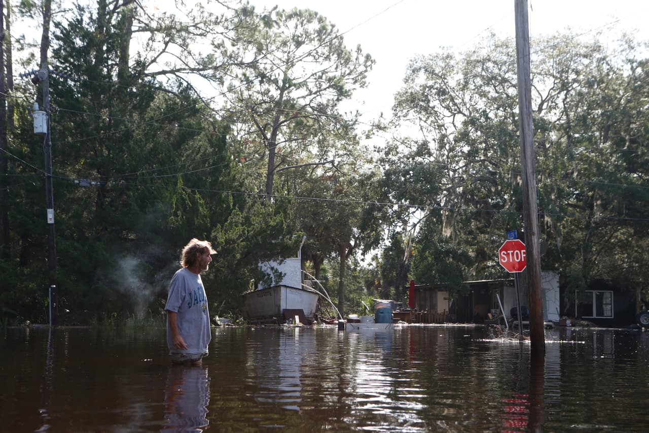 Residentes de Tampa examinan los daños causados por la lluvia y los fuertes vientos la noche del jueves.
<br>