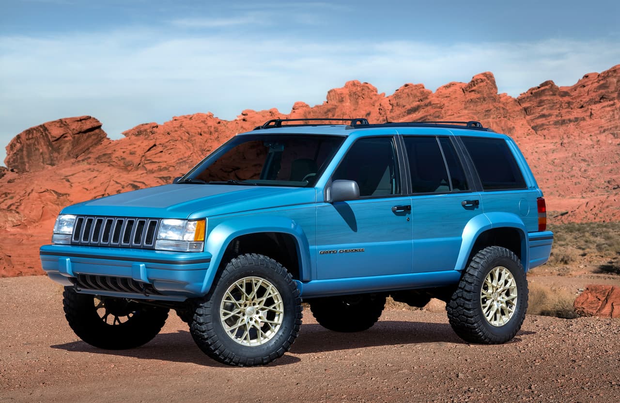 <b>Jeep Grand One</b>: Este modelo fue creado para celebrar los 25 años del lanzamiento de la Jeep Grand Cherokee. ¿Qué mejor manera de celebrarlo que preparando una versión extrema de esta camioneta? Sobre todo haciéndolo con partes que están disponibles en los catálogos Fiat Chrysler.