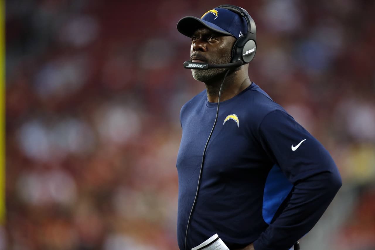 CHARGERS | El coach
<br>
<br>La mudanza a Los Angeles también trajo un nuevo head coach para los Chargers. Anthony Lynn recibirá su primera oportunidad de lleno al frente de un equipo, tras serlo de manera interina la temporada pasada con los Bills. A Lynn le gusta privilegiar la ofensiva terrestre para darle más descanso a su defensa, un cambio interesante para un equipo acostumbrado a explotar su arsenal aéreo.