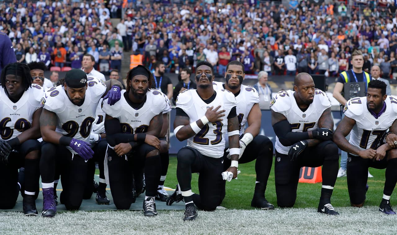 Los integrantes de los Baltimore Ravens y los Jacksonville Jaguars desafiaron al mandatario de Estados Unidos y su propuesta de despedir a quienes se hinquen durante el himno nacional del país norteamericano.